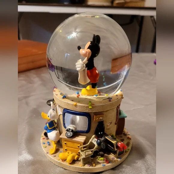 2002 Disney "Ears to You" musical snow globe featuring Mickey Mouse and friends. - Picture 8 of 12